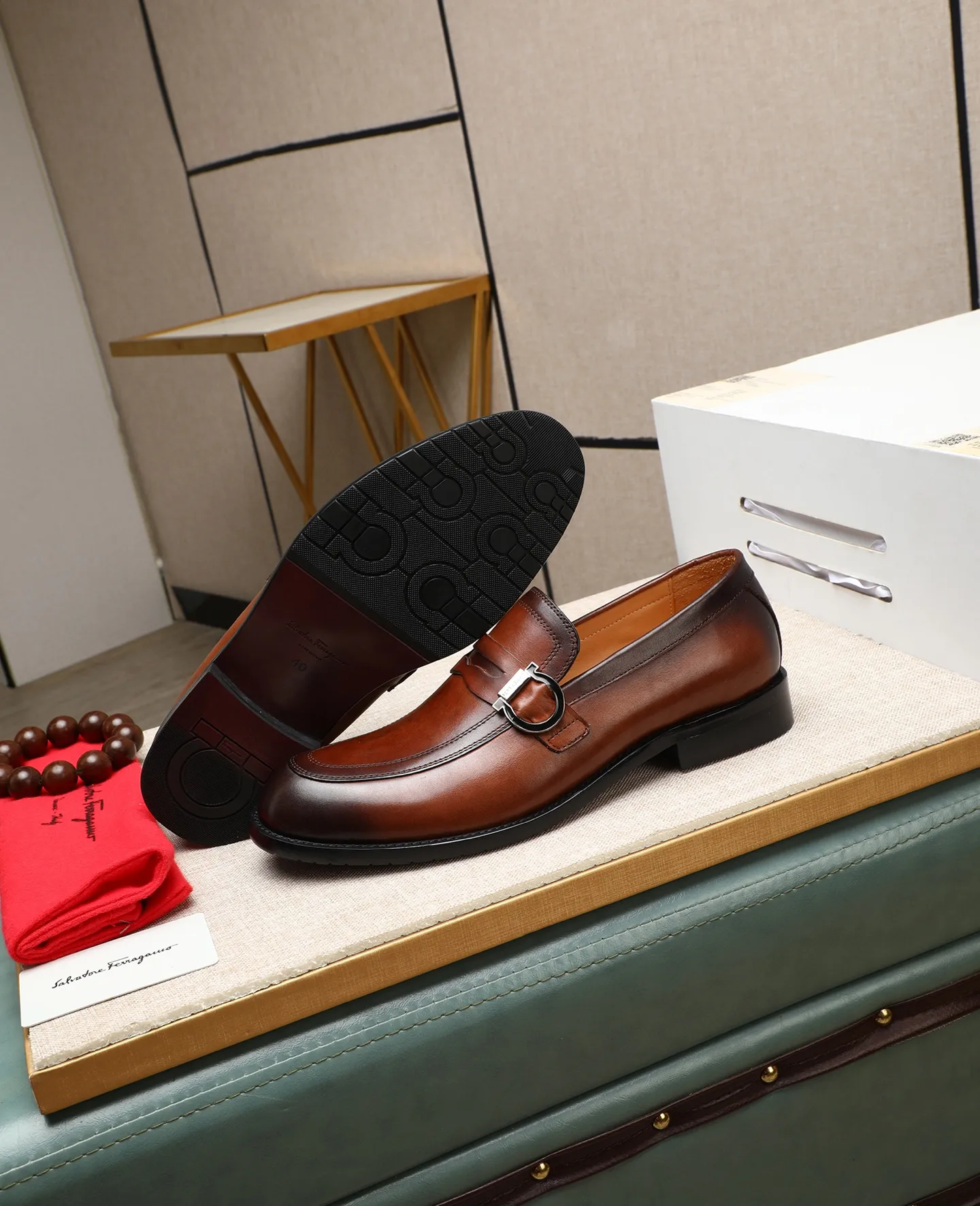 Men's shoes 💰560 📛📛(water-dyed cow lining) Salvatore Ferragamo high-end (Salvatore Ferragamo) is the world's top luxury footwear brand. It comes from the fashion kingdom of Italy. It is famous all over the world for its traditional handmade design and novel styles... 🚶🏻🚶🏻New suit shoes are available simultaneously at the counter. This model is made of pure handmade imported Italian calfskin fabric ➕soft water-dyed cowhide lining Original authentic outsole🌀🌀Size: 38➖44 (45 46 customized)